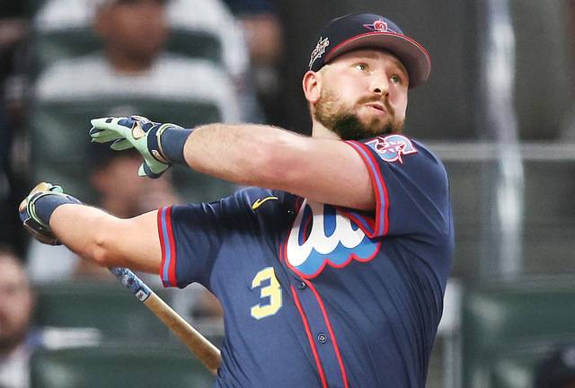 칼 롤리(시애틀 매리너스)가 15일(한국시간) 미국 조지아주 애틀랜타 트루이스트파크에서 열린 2025 메이저리그(MLB) 올스타 홈런더비에 참가해 타격하고 있다. 전반기 홈런왕인 롤리는 이날 포수 최초로 홈런더비 정상에 올랐다. UPI·연합뉴스