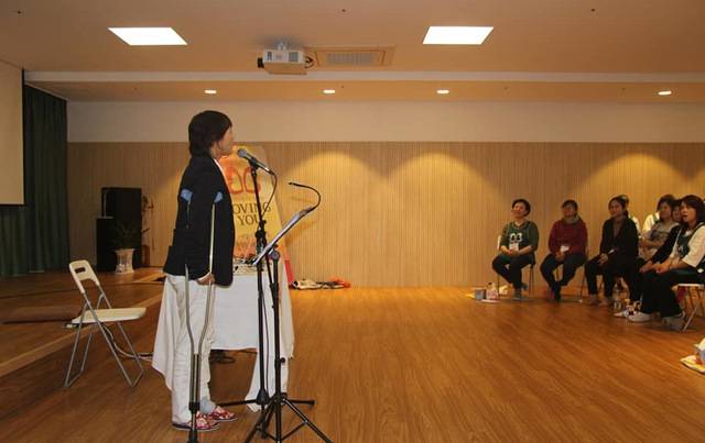 김향숙(왼쪽) 대표가 2018년 경기도 양평 하이패밀리에서 깁스를 한 채 사모 세미나인 러빙유를 진행하고 있다. 김 대표 제공