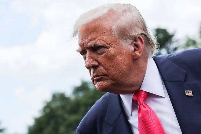 도널드 트럼프 미국 대통령이 15일(현지시간) 백악관 사우스론에서 기자들과 질의응답을 하고 있다. 연합뉴스