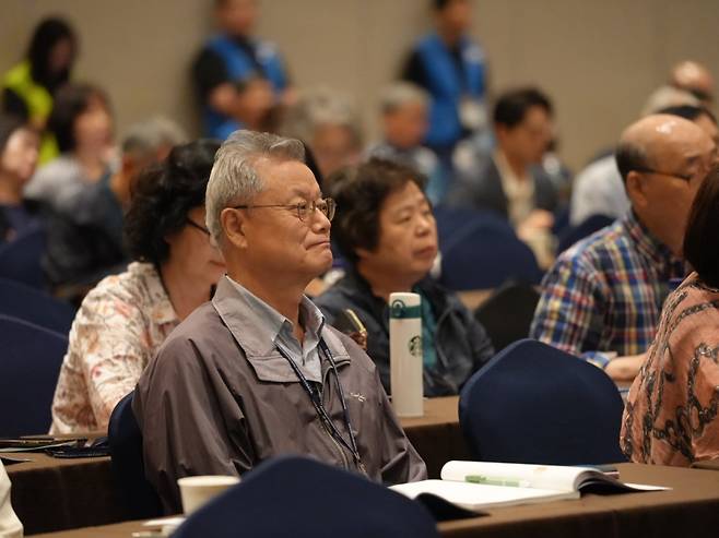 대회 참가자가 16일 강원도 평창 알펜시아호텔에서 진행된 '제17차 선교대회'에서 강의를 경청하고 있다. KWMF 제공