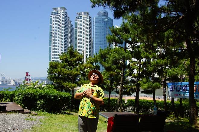 성악가 최훈조 목사가 5일 해운대 동백섬에서 열린 ‘제4회 시화전 개막식’에서 ‘거룩한 성’ ‘주 하나님 지으신 모든 세계’를 열창하고 있다.