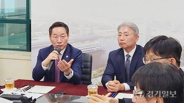 유정복 인천시장이(왼쪽) 지난 2월26일 계양구청 브리핑룸에서 기자간담회를 열고 대장홍대선 연장 노선에 대해 발언하고 있다. 윤환 인천 계양구청장은 유 시장의 발언을 듣고 있다. 사진은 기사 본문과 직접적인 관련 없음. 경기일보DB