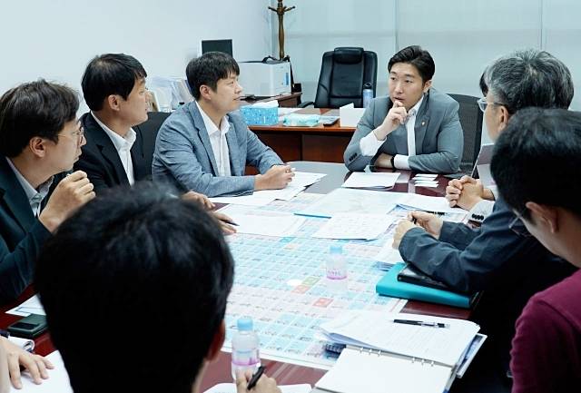 더불어민주당 김용만 의원과 하남시 민주당 의원들은 경기도 관계자와 면담을 갖고 신미사역 인근 무빙워크 설치 사업에 대해 의견을 나누고 있다. 김용만 의원실 제공