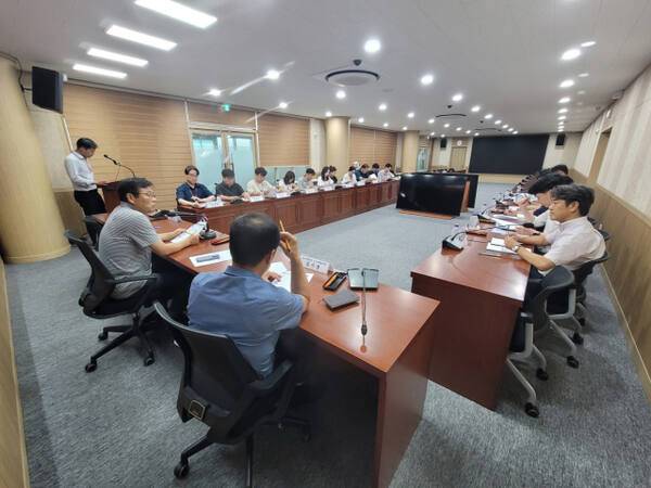 의왕시가 시청 중회의실에서 황은상 도시주택국장 주재로 한국토지주택공사와 오전·왕곡 공공주택지구 개발사업 관련 실무회의를 열고 있다. 의왕시 제공