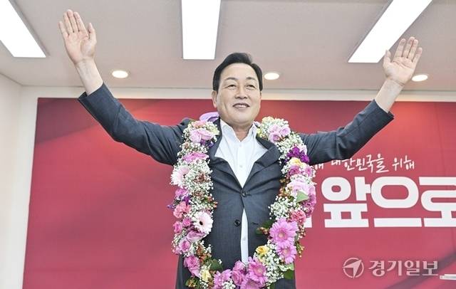 16일 수원특례시 장안구 국민의힘 경기도당에서 열린 '경기도당위원장 후보자 정견발표회'에서 김선교 국회의원(여주·양평)이 경기도당위원장으로 선출된 뒤 환호하고 있다. 홍기웅기자