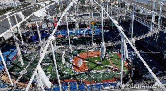 허리케인 여파로 지붕이 파괴된 트로피카나필드. 사진[게티이미지/AFP=연합뉴스]