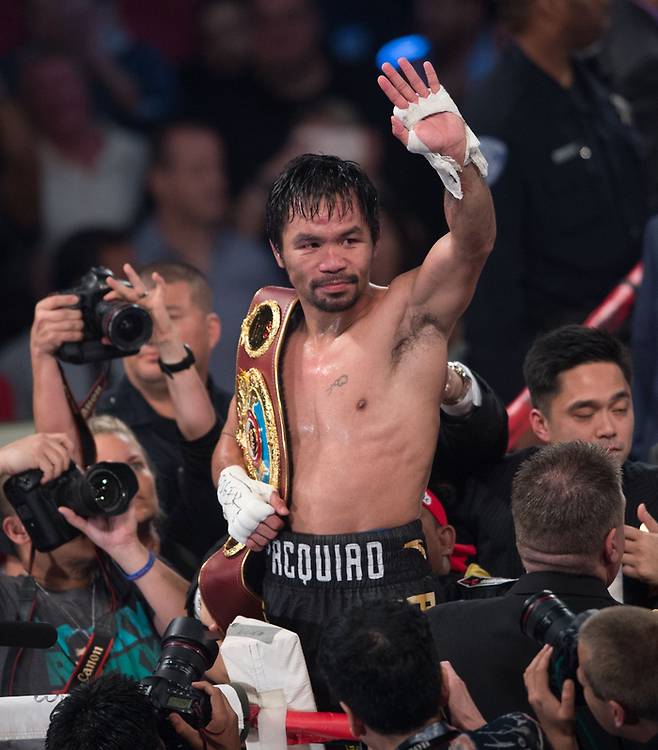 매니 파퀴아오가 2016년  WBO 인터내셔널 웰터급 타이틀전에서 승리한 뒤 손을 들어 보이고 있다. 신화연합뉴스