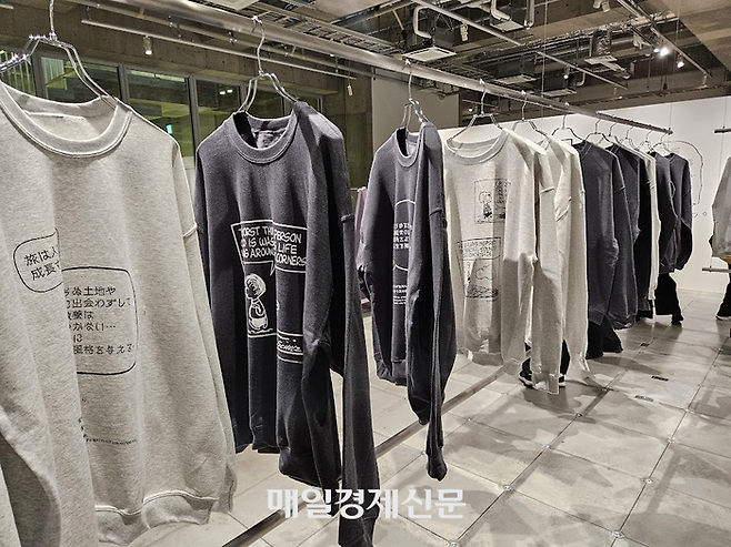 패션 디렉터이자 스타일리스트인 하세가와 아키오가 선택한 스누피의 말이 옷에 새겨져 있다. 이 옷은 QR코드를 통해 응모하면 전시가 끝난 뒤 추첨을 통해 당첨자에게 무료로 증정한다. [도쿄 이승훈 특파원]