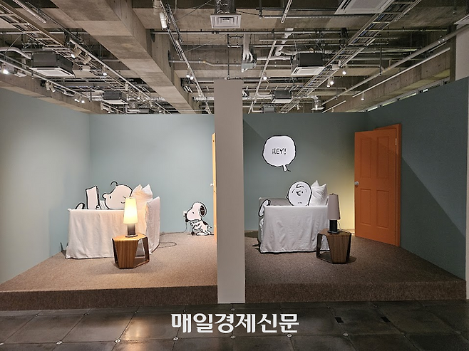 찰리 브라운이 사용하는 전등의 전원 코드를 뽑은 스누피(왼쪽)가 자기 집에 이를 연결하기 위해 도망친 모습(오른쪽). [도쿄 이승훈 특파원]