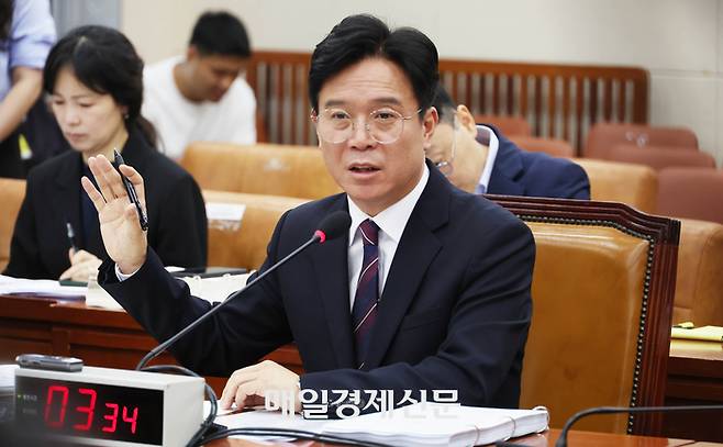 김영훈 고용노동부 장관 후보자가 16일 서울 여의도 국회 환경노동위원회에서 열린 인사청문회에서 의원 질의에 답변하고 있다. 2025.7.16[이충우기자]