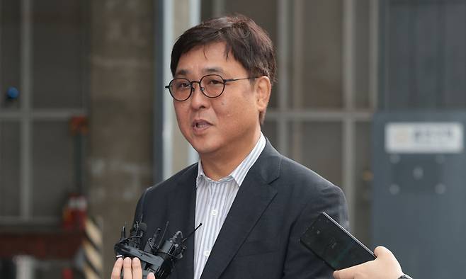 최휘영 문화체육관광부 장관 후보자가 지난 14일 서울 종로구에 마련된 인사청문회 준비 사무실로 첫 출근하며 취재진 질문에 답하고 있다. [사진 출처 = 연합뉴스]