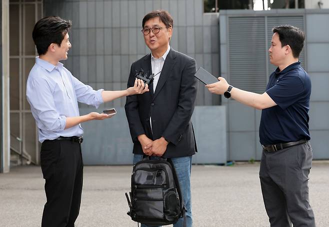 최휘영 문화체육관광부 장관 후보자가 지난 14일 서울 종로구에 마련된 인사청문회 준비 사무실로 첫 출근하며 취재진 질문에 답하고 있다. [사진 출처 = 연합뉴스]