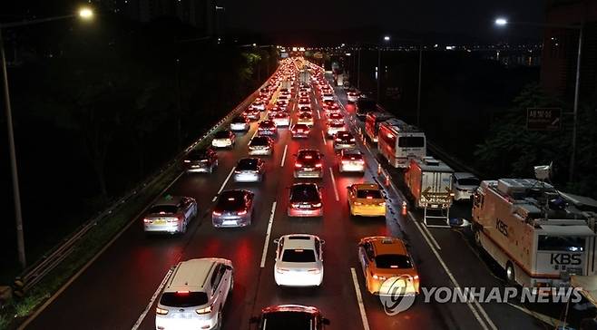 퇴근길 올림픽대로 정체. [연합뉴스]