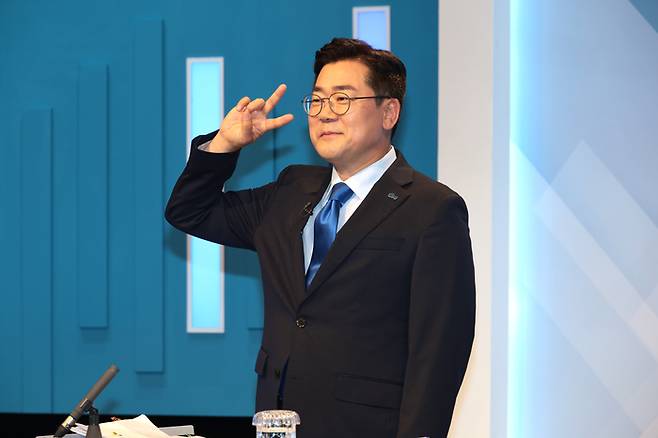 박찬대  더불어민주당 당대표 후보가 16일 서울 목동 SBS 스튜디오에서 열린 더불어민주당 당대표 후보 토론회에 기호 2번 포즈를 취하고 있다. [국회사진기자단]