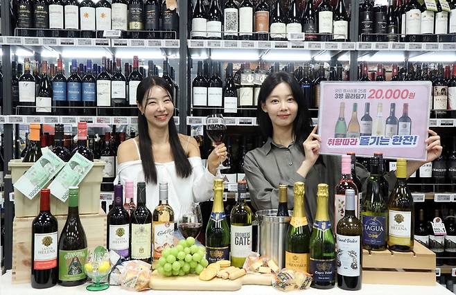 이마트가 진행하는 와인 골라담기 행사. [이마트 제공]