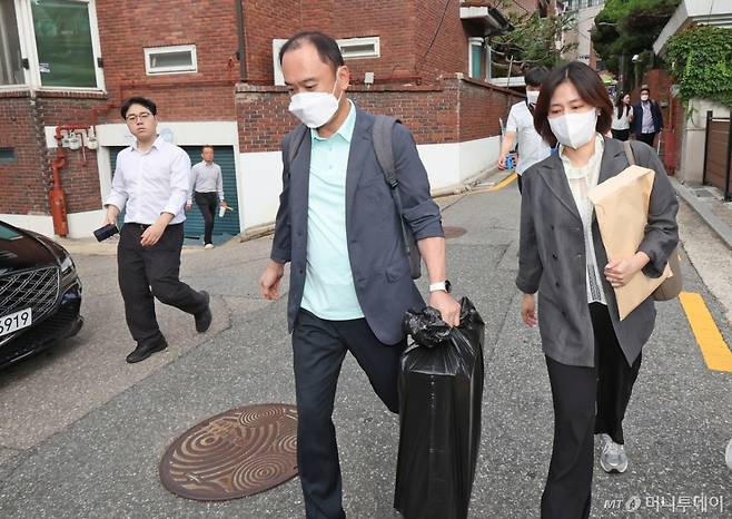 (서울=뉴스1) 장수영 기자 = 김건희 여사 관련 의혹을 수사하는 민중기 특검팀이 15일 오후 서울 강남구 역삼동에 위치한 건진법사 전성배 씨 법당에 대한 압수수색을 마친 뒤 압수품을 들어 나오고 있다. 2025.7.15/뉴스1  Copyright (C) 뉴스1. All rights reserved. 무단 전재 및 재배포,  AI학습 이용 금지. /사진=(서울=뉴스1) 장수영 기자