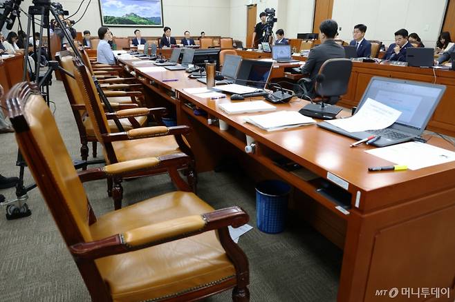 (서울=뉴스1) 이광호 기자 = 16일 오전 서울 여의도 국회 환경노동위원회 전체회의장에서 열린 김영훈 고용노동부 장관 후보자 인사청문회에서 국민의힘 의원들이 퇴장해 자리가 비어있다.  이날 국민의힘 의원들은 김 후보자가 "북한은 주적이 아니라고 정동영 통일부 장관 후보자도 말씀하셨다. 거기에 동의한다"고 답한것과 관련해 북한에 대한 인식을 명확히 정리해 소명해야 한다고 주장하며 청문회장을 퇴장했다. 2025.7.16/뉴스1  Copyright (C) 뉴스1. All rights reserved. 무단 전재 및 재배포,  AI학습 이용 금지.