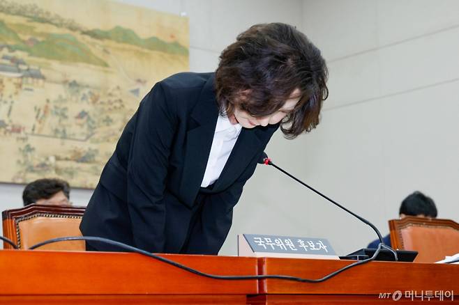(서울=뉴스1) 안은나 기자 = 이진숙 사회부총리 겸 교육부 장관 후보자가 16일 오전 서울 여의도 국회 교육위원회에서 열린 인사청문회에서 김문수 더불어민주당 의원 질의 중 자녀 조기유학 등 논란 관련 고개숙여 사과하고 있다. 2025.7.16/뉴스1  Copyright (C) 뉴스1. All rights reserved. 무단 전재 및 재배포,  AI학습 이용 금지. /사진=(서울=뉴스1) 안은나 기자