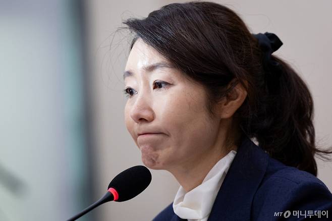 (서울=뉴스1) 유승관 기자 = 강선우 여성가족부 장관 후보자가 14일 서울 여의도 국회에서 열린 인사청문회에 출석해 의원 질의를 경청하고 굳은 표정을 짓고 있다. 2025.7.14/뉴스1  Copyright (C) 뉴스1. All rights reserved. 무단 전재 및 재배포,  AI학습 이용 금지. /사진=(서울=뉴스1) 유승관 기자