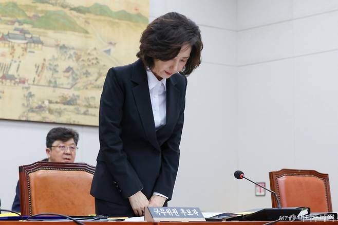 (서울=뉴스1) 안은나 기자 = 이진숙 사회부총리 겸 교육부 장관 후보자가 16일 오전 서울 여의도 국회 교육위원회에서 열린 인사청문회에 출석해 인사하고 있다. 2025.7.16/뉴스1  Copyright (C) 뉴스1. All rights reserved. 무단 전재 및 재배포,  AI학습 이용 금지. /사진=(서울=뉴스1) 안은나 기자