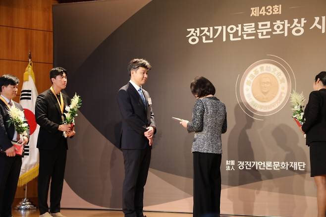 조남석 무인탐사연구소 대표(사진 왼쪽)가 '제43회 정진기언론문화상'에서 벤처기업창업상을 수상하고 있다/사진제공=무인탐사연구소