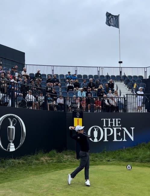 송영한이 15일 밤(한국시간) 영국 북아일랜드 포트러시의 로열 포트러시 골프클럽에서 열린 남자골프 메이저대회 브리티시오픈 연습라운드 1번 홀에서 티샷을 하고 있다. KPGA 제공