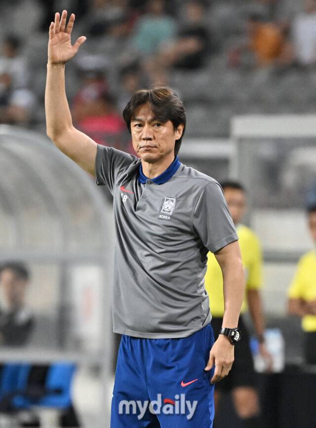 15일 오후 경기도 용인시 용인미르스타디움에서 진행된 ‘2025 동아시아축구연맹(EAFF) E-1 챔피언십(동아시안컵)’ 대한민국과 일본의 경기. 홍명보 감독이 공이 나가자 손을 들어보이고 있다./송일섭 기자