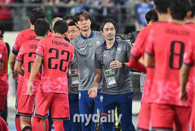15일 오후 경기도 용인시 용인미르스타디움에서 진행된 ‘2025 동아시아축구연맹(EAFF) E-1 챔피언십(동아시안컵)’ 대한민국과 일본의 경기. 대한민국 홍명보 감독과 아로소 코치가 선수들과 인사를 나누고 있다./송일섭 기자