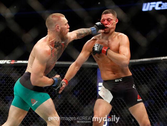맥그리거(왼쪽)에게 펀치를 허용하는 디아즈. /게티이미지코리아