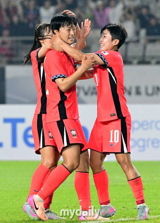 대한민국 여자축구대표팀 정다빈이 13일 오후 경기도 화성시종합경기타운 주경기장에서 진행된 2025년 동아시아축구연맹(EAFF) E-1 챔피언십(동아시안컵) 일본과의 경기에서 동점골을 넣은 뒤 환호하고 있다./마이데일리 DB