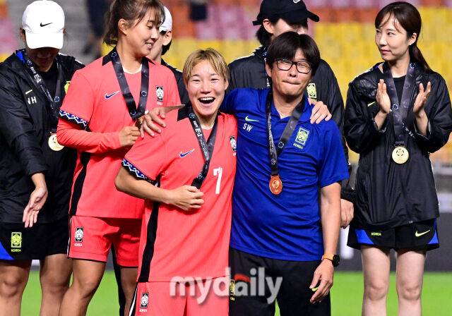 2025년 7월 16일 오후 경기도 수원월드컵경기장에서 2025 동아시아축구연맹(EAFF) E-1 챔피언십(동아시안컵) 여자부 3차전, 대한민국과 대만의 경기가 열렸다. 대한민국이 2-0으로 승리하며 2005년 초대 대회 우승 이후 20년 만에 동아시안컵 정상에 오른 뒤 신상우 감독과 주장 이금민이 기뻐하고 있다./수원월드컵경기장=유진형 기자