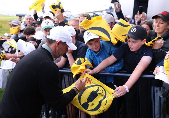 로리 매킬로이가 디오픈 연습라운드를 마치고 고향 북아일랜드의 팬들에게 정성스럽게 사인해주고 있다.  [게티이미지]