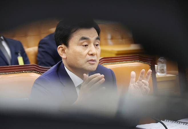 안규백 국방부 장관 후보자가 15일 국회 국방위원회에서 열린 인사청문회에서 의원 질의에 답변하고 있다. [연합]