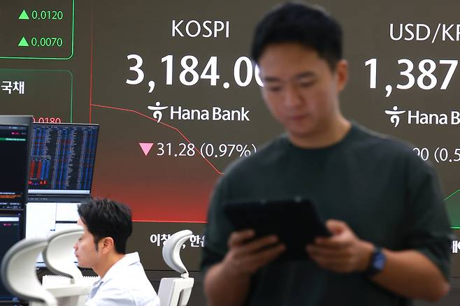 16일 서울 중구 하나은행 딜링룸 현황판에 코스피 지수 등이 표시되고 있다.  이날 코스피 지수는 전장보다 7.80포인트(0.24%) 내린 3,207.48에, 코스닥은 2.79포인트(0.34%) 내린 810.09에 출발했다. [연합]