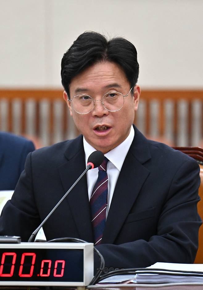 김영훈 고용노동부 장관 후보자가 16일 오전 서울 여의도 국회 환경노동위원회에서 열린 인사청문회에 참석해 의원들의 질의에 답변하고 있다.  임세준 기자