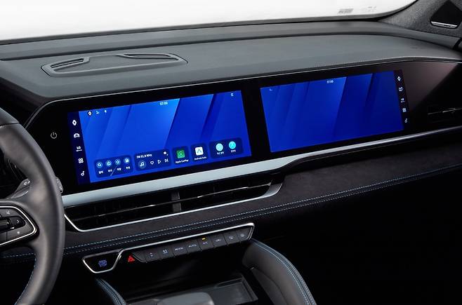 르노 그랑 콜레오스의 주행 모습(위쪽)과 동승석까지 이어진 ‘openR 파노라마 스크린’  [르노코리아 제공]