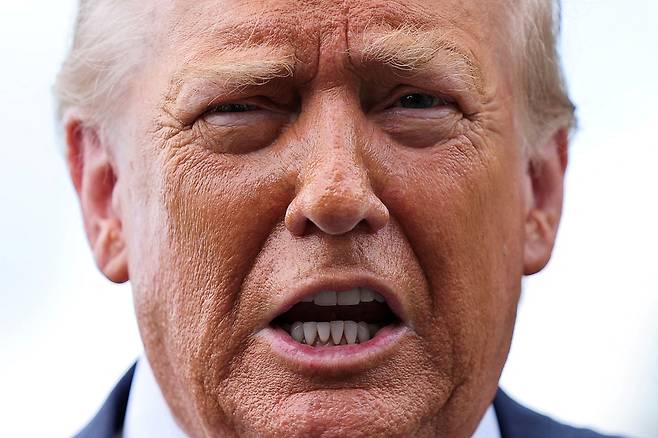 도널드 트럼프 미국 대통령이 15일(현지시간) 워싱턴 D.C. 백악관 사우스 론에서 펜실베이니아로 떠나기 전 취재진들과 이야기를 나누고 있다. [로이터]