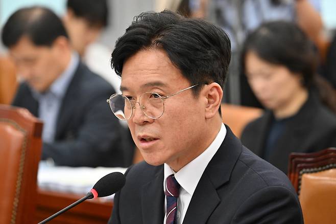 김영훈 고용노동부 장관 후보자가 16일 오전 국회 환경노동위원회에서 열린 인사청문회에 참석해 의원들의 질의에 답변하고 있다. 임세준 기자