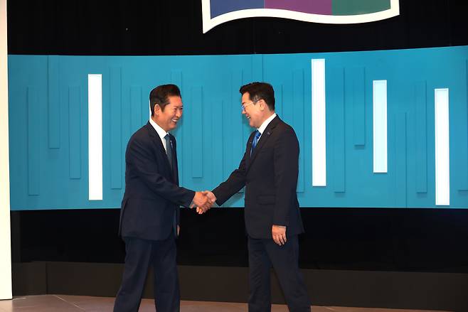 정청래, 박찬대 더불어민주당 당대표 후보가 16일 서울 목동 SBS 스튜디오에서 열린 더불어민주당 당대표 후보 토론회에서 악수하고 있다. 이상섭 기자