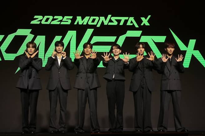 그룹 몬스타엑스가 16일 서울 여의도 콘레드 호텔에서 열린 몬스타엑스 데뷔 10주년 기념 기자간담회에서 포즈를 취하고 있다. [연합]