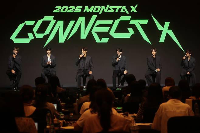그룹 몬스타엑스가 16일 서울 여의도 콘레드 호텔에서 열린 몬스타엑스 데뷔 10주년 기념 기자간담회에서 질의에 답하고 있다. [연합]