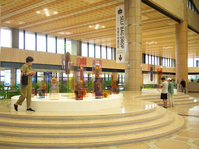 김포공항 전시 전경_장용선의 ‘찬란한 잔해’_예술경영지원센터 제공 *재판매 및 DB 금지