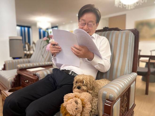[서울=뉴시스] 대통령실은 이재명 대통령이 서울 한남동 관저에서 반려견 '바비'와 함께하는 모습을 14일 SNS에 공개했다.이 대통령은 '사람과 동물이 함께 어우러져 조화롭게 공존하고, 서로의 삶을 풍요롭게 만드는 동물복지 선진국 대한민국을 그려봅니다.'라는 메시지를 남겼다. (사진=대통령실 제공) 2025.07.14. photo@newsis.com *재판매 및 DB 금지
