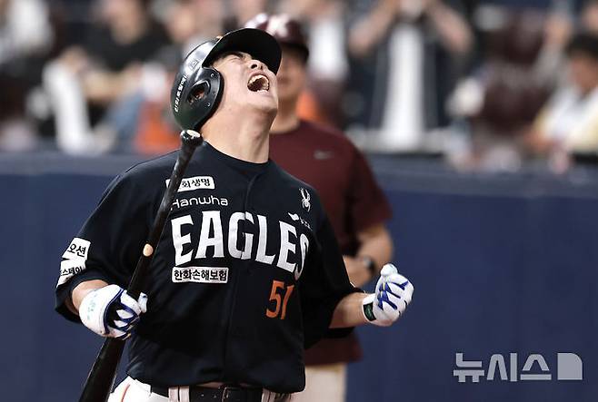 [서울=뉴시스] 정병혁 기자 = 9일 서울 구로구 고척스카이돔에서 열린 2025 KBO리그 한화 이글스 대 키움 히어로즈의 경기, 9회초 2사 주자없는 상황 한화 문현빈이 솔로 홈런을 친 뒤 덕아웃을 향하며 포효하고 있다. 2025.05.09. jhope@newsis.com