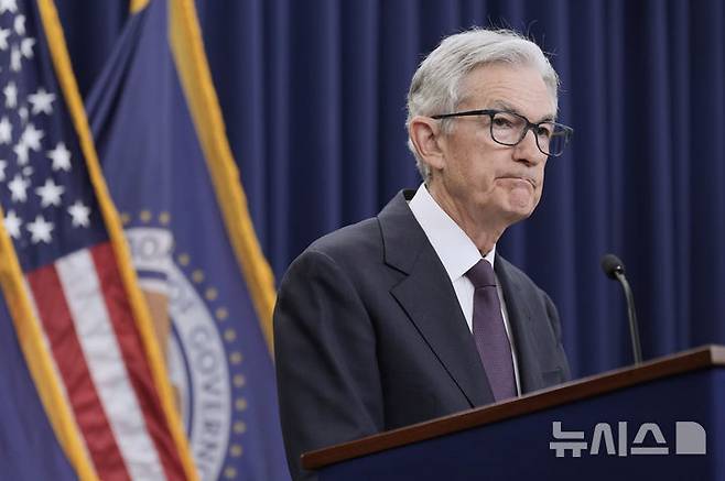 [워싱턴=AP/뉴시스]제롬 파월 미국 연방준비제도(Fed·연준) 의장이 18일(현지 시간) 워싱턴DC 연준에서 연방공개시장위원회(FOMC) 정례회의 결과 기자회견을 열고 발언하고 있다. 2025.06.19.