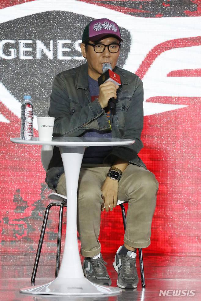 [부산=뉴시스] 영화 '거미집' 김지운 감독이 2023년 10월7일 부산 해운대구 영화의전당 BIFFXGENESIS 야외무대에서 제28회 부산국제영화제 오픈 토크를 하고 있다. (사진=뉴시스 DB). photo@newsis.com