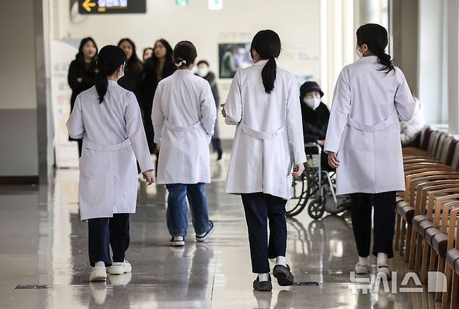 [서울=뉴시스] 정병혁 기자 = 지난 2월7일 서울시내 대학병원에서 의료진이 이동하고 있다. 2025.02.07. jhope@newsis.com