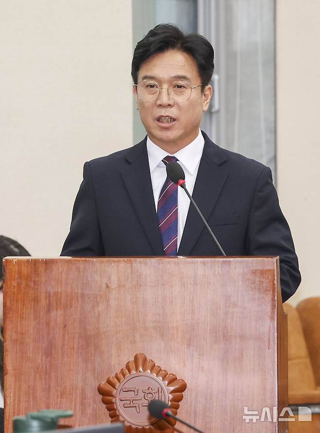 [서울=뉴시스] 김명년 기자 = 김영훈 고용노동부 장관 후보자가 16일 오전 서울 여의도 국회 환경노동위원회에서 열린 인사청문회에서 모두발언하고 있다. 2025.07.16. kmn@newsis.com