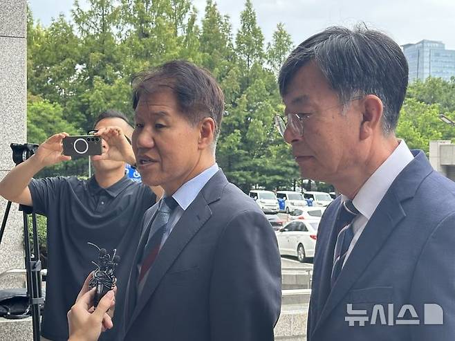 [대전=뉴시스] 김도현 기자 = 16일 오전 대전 서구 둔산동 대전지방법원 후문에서 김수현·김상조 전 청와대 정책실장이 재판 시작 전 취재진을 만나 질문에 대답하고 있다. 2025.07.16. kdh1917@newsis.com