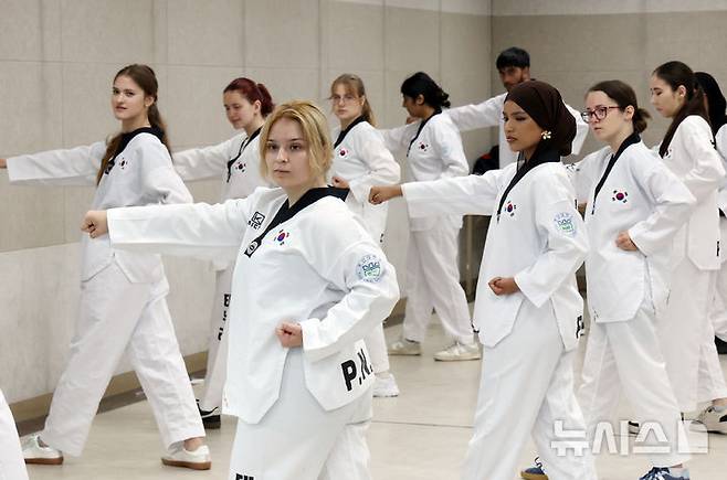 [부산=뉴시스] 하경민 기자 = '2025 부산대학교 서머 스쿨(PNU Summer School)'에 참가한 해외 대학 외국인 학생들이 16일 부산 금정구 부산대학교 학생회관에서 태권도를 배우고 있다.  대만·미국·벨기에·일본·프랑스 등 12개국 17개 해외 유수 명문대학에서 엄선된 50명의 외국인 학생들은 오는 8월1일까지 부산대에서 학점을 취득하면서 집중 한국어 강좌, 전통문화 체험, 지역 현장 학습, 산업체 견학, 문화교류 등에 참여한다. 2025.07.16. yulnetphoto@newsis.com